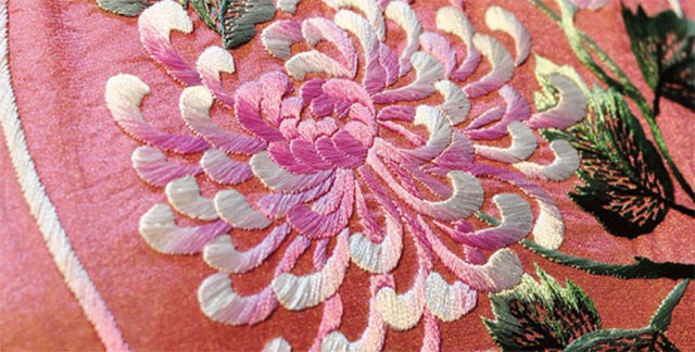 Every two days, embroidery dealers come to collect the products and then sell them on later. Every two days, embroidery dealers come to collect the products and then sell them on later.