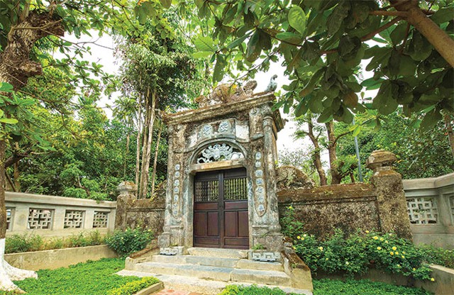 In Hue, however, a more harmonious
combination is achieved with the house set in the middle of a garden fringed by tall trees. In Hue, however, a more harmonious
combination is achieved with the house set in the middle of a garden fringed by tall trees.